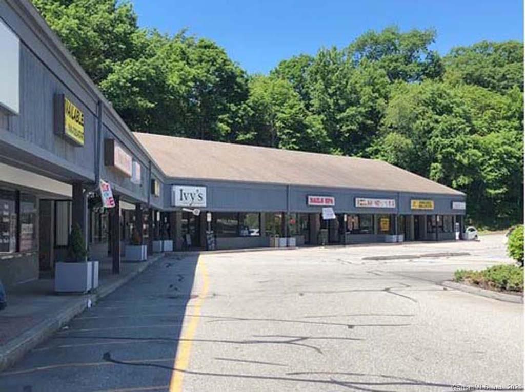 1150 SF available at Jordon Brook Commons. Lease tenants include a pizza restaurant, IVYs, nail salon, hair salon, Sizzling Wok and Lincare Medical. Great visibility and traffic count on busy Boston Post Road. Handicap accessible. Tenant pays electric, gas and water. $10.00 PSF NNN (approx. $8.00).