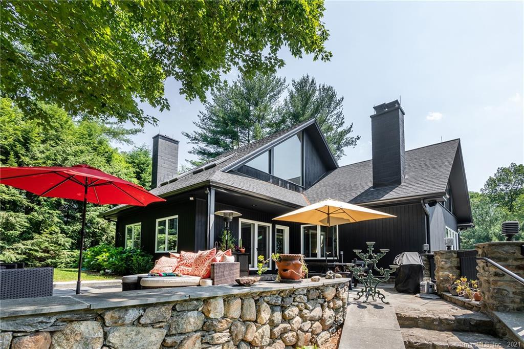 Magical retreat with light-filled contemporary home on scenic Painter Hill.