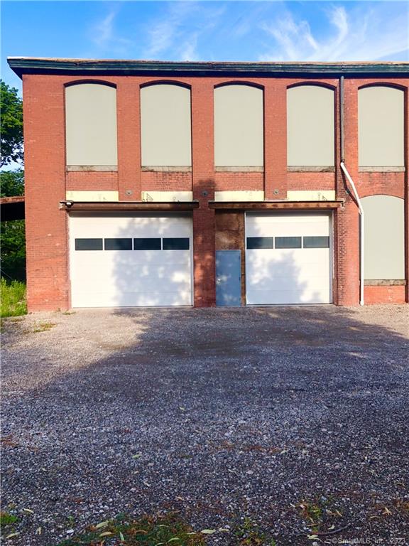 Are you looking for garage space in the North End of Middletown? If so, this is the ideal location for you. There is 3, 600 sq ft available with two garage doors.Also, you will have great visibility with this corner lot location. Priced at $13.50 per sq plus CAM.