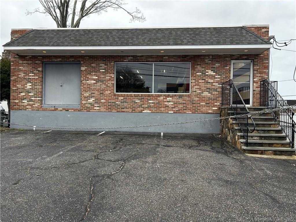 2400 Square foot open space that could be used for retail, office or warehouse with great exposure and visablility from Route 1 highway. New air conditioning unit installed August 2021.