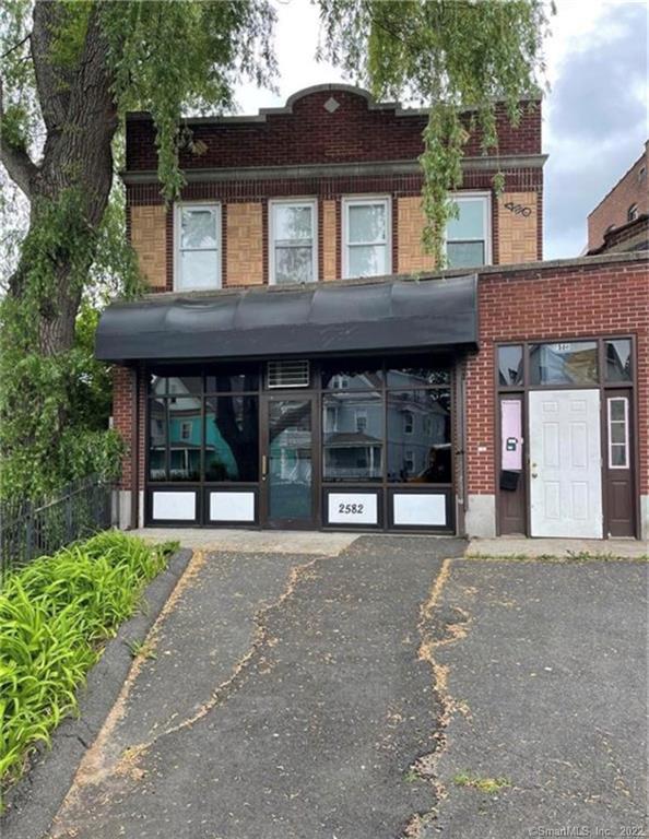 This space could be use for any commercial purpose but its been fully established and licenced since 1959 as unisex salon.Location with a high trafic located in the Northeast of Hartford. Close to bus lines, shops and restaurants.