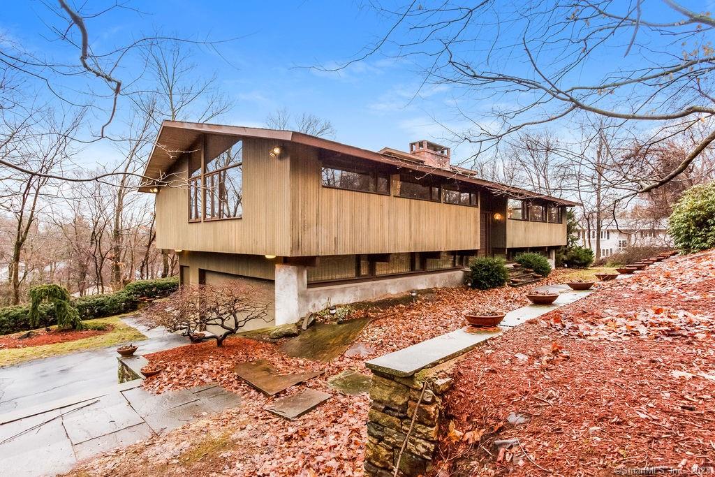 Rarely available beautiful Deck House with contemporary flare available in sought after neighborhood. Conveniently located close to shopping and recreation!