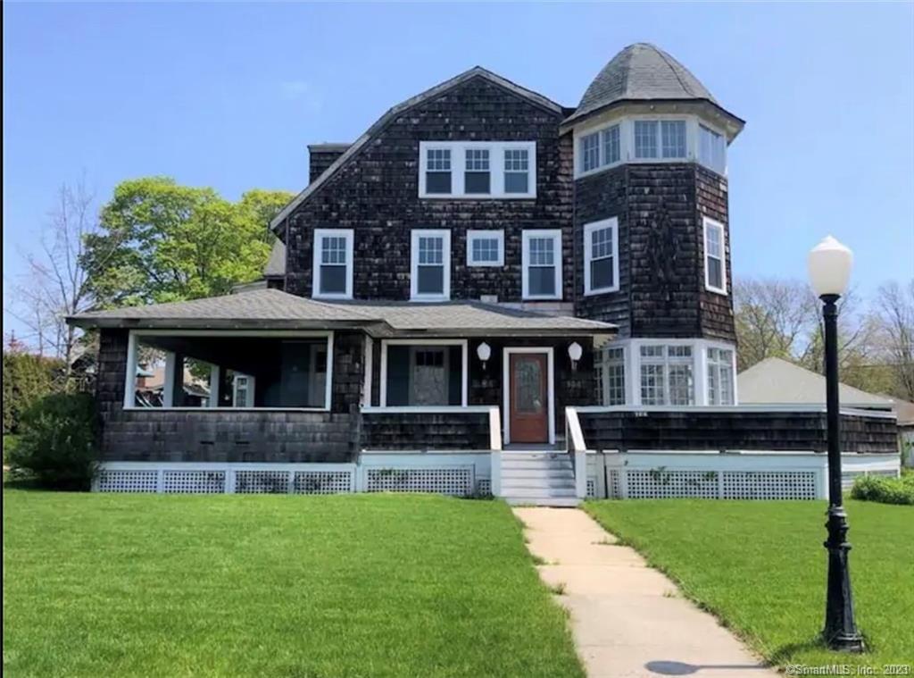 Imagine the summer with your family and friends in a stately historic home - Shore House - right on the water on the Connecticut Shoreline. A small tidal beach directly in front of the house and a bigger neighborhood beach with all the fun (concessions, playground, volleyball and basketball courts) is a 4 minute walk down the road. Eastern Point Beach is a small historic neighborhood and a hidden gem, halfway between Stonington and Old Saybrook, and a 10-minute drive to Mystic. Be right in the middle of the classic New England Coast without any of the crowds! Walk to a fabulous pizza place and awesome bar, attached to a Donald Ross-designed award-winning golf-course with spectacular sea views.