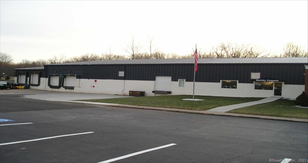 2, 926 sq ft of industrial/retail space available. Usuable for a variety of businesses such as gym, warehouse, flex use, etc. $1/sqft Gross lease, 1 1/2 month security minimum, tenant build-out allowance w/ credit approval.