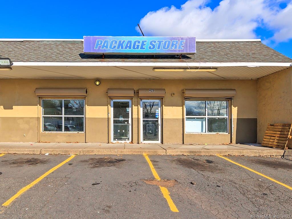 Great location, near highways, shopping, schools and parks. Excellent visibility in a busy area. The almost 2000 square foot space provides lots of options for your business.