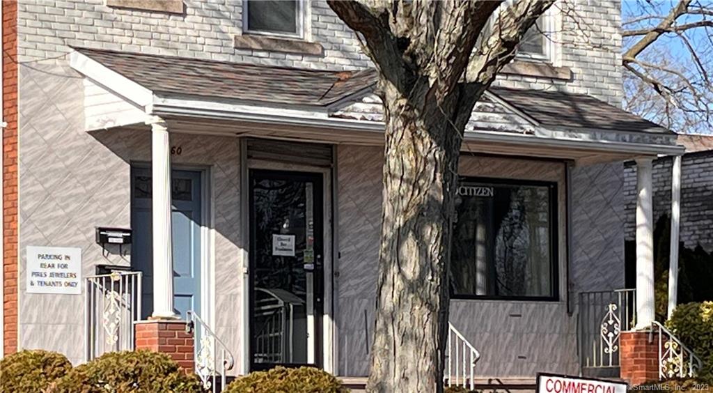 Retail space available on busy Road located in West Hartford. First floor location in mixed use building. Rear parking available along with good street parking as well.Owners removed carpeting for new tenant to select flooring option.