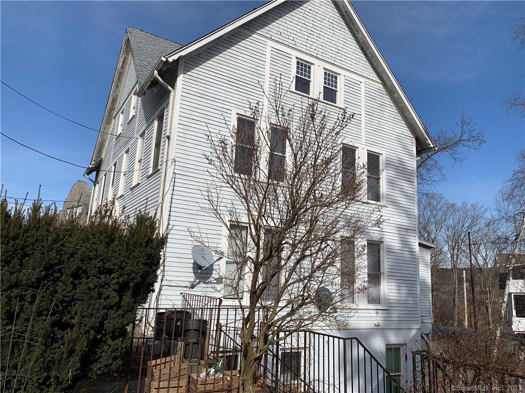 4 FAMILY HOUSE LOCATED ON DERBY. tenants in place so already has a investment cashflow. four units each unit offering four rooms, two bedrooms and one full bath. natural gas heat. Conveniently located near library, shopping, restaurants. Come see this investment opportunity today.