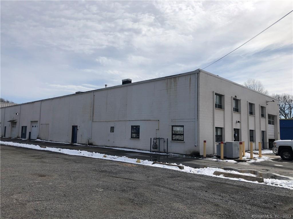 For Lease 3, 200sf Office space on second floor in East Lyme's Industrial Park. Industrial space on 1st floor also available. Public Water/Sewer; Natural gas with Yankee Gas. Zone LI Light Industrial.6 parking spaces for office. Close to I-95 Exit 74. For Lease @ $2.50/sf plus utilities, a good price because it needs work.