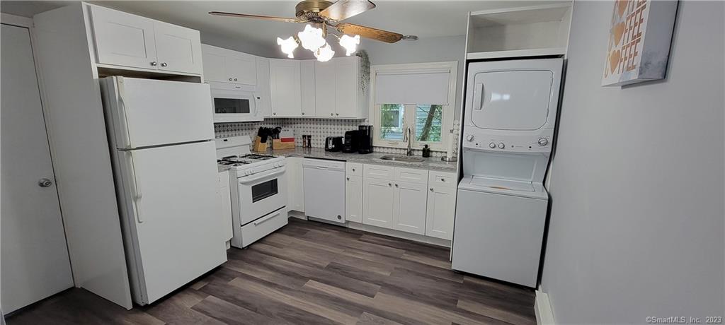 Great and newly renovated two bedrooms apartments , 7 minutes from downtown New haven and Yale University. Private off street parking- Washer and dryer in the unit. Near to groceries stores, restaurants and many other amenities.