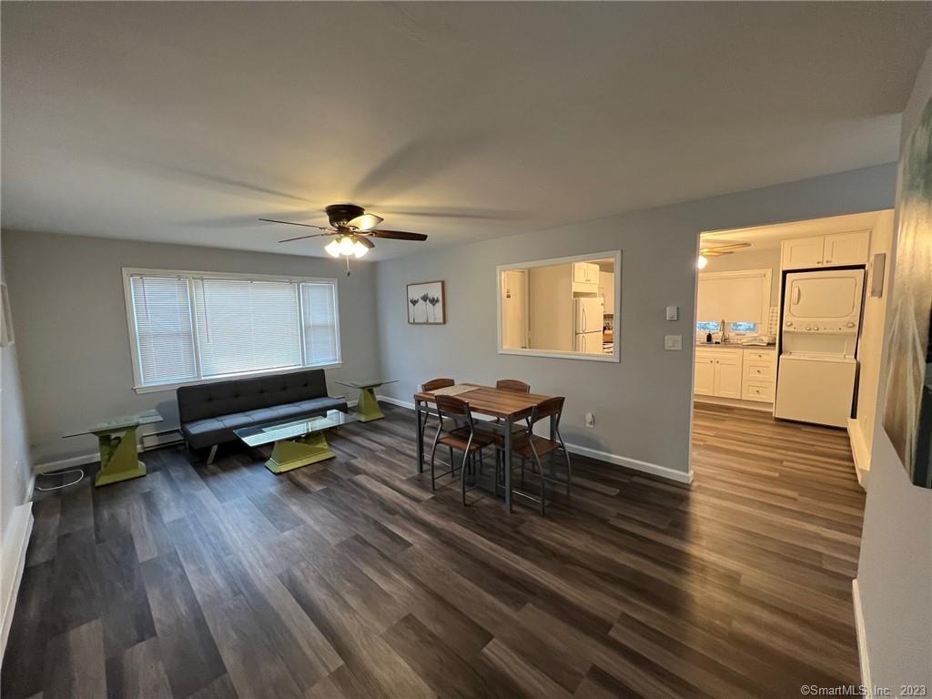 Great and newly renovated two bedrooms apartments , 7 minutes from downtown New haven and Yale University. Private off street parking- Washer and dryer in the unit. Near to groceries stores, restaurants and many other amenities.