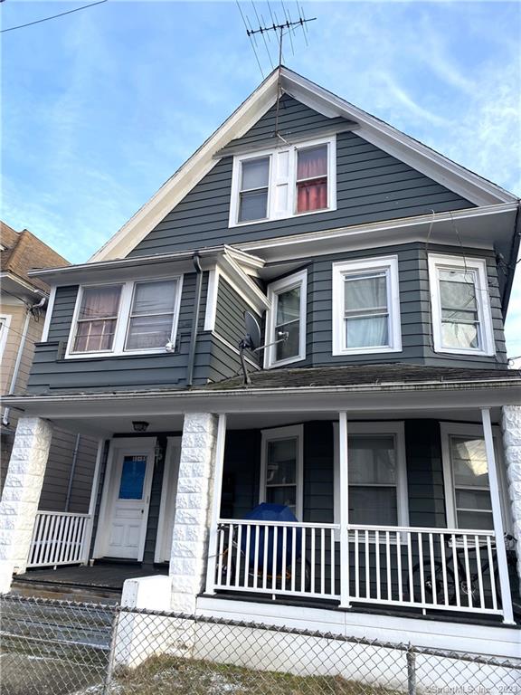 Brand new Flooring, with goods size room3bedrooms with a potential of 4 bedrooms, ready to move in, CLOSE TO UNIVERSITY OF BRIDGEPORT AND BUSES TO SACRE HEART UNIVERSITY