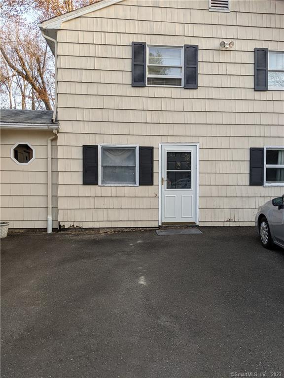 This cute 1 bedroom apartment with an office / den in desirable chimney heights area of Bethel features two sliding glass doors out to a private deck plenty of closet space and a washer/dryer.