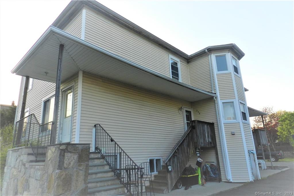 Beautiful large 3 bedroom apartment available for rent in the town of Fairfield. This unit features two full bathrooms, large living room, dining room and plenty of parking space. Located near all convenience and within few minutes from the park. Easy to commute