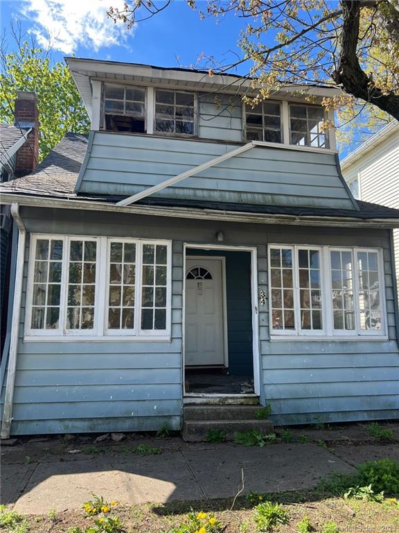 Investors! Single family home that contains 1, 037 sq ft and was built in 1910. 2 bedrooms and 1 bathroom. Stop work order( no permits ).