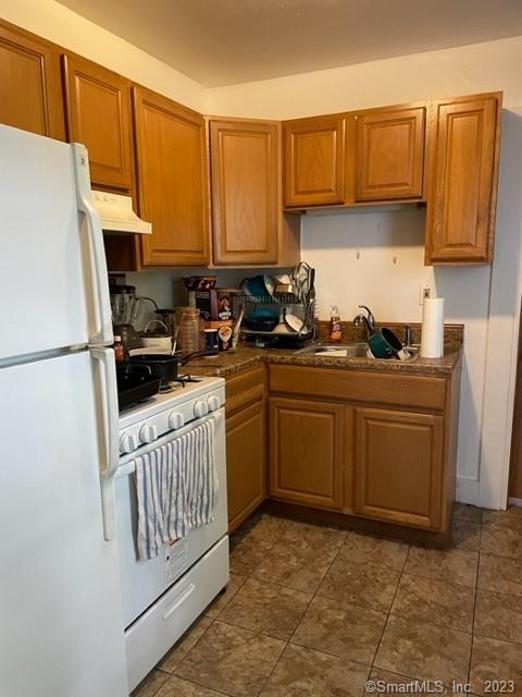 4 bedroom 1 bath apartment on the second and third floor of a two famlily home.Private washer/dryer!Convieniently located near Yale University's Science Center, restaurants, coffee shops, downtown New Haven and Yale New Haven Hospital. Private laundry and gas heat and gas for cooking.