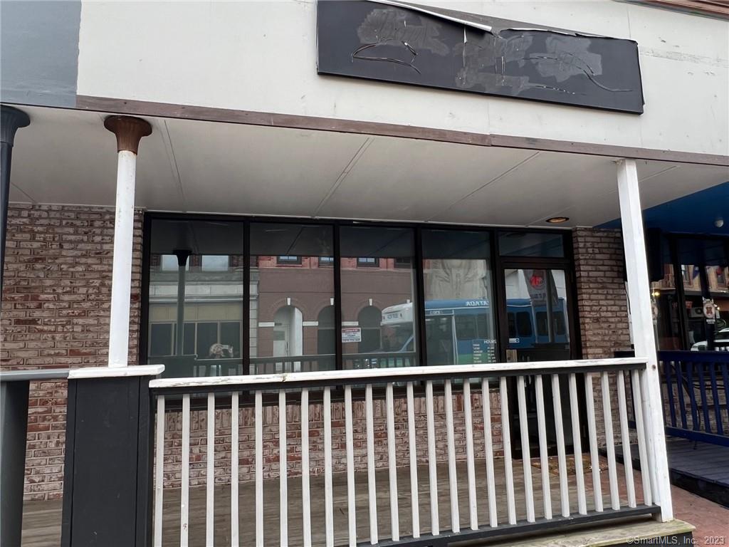 1, 500 SF retail/commercial space available in prime location in downtown New London near the corner of Bank Street & State Street. High ceilings, hardwood floors, central AC. Possible use of the small patio out front. Great visibility. In close proximity to the train & ferry stations.